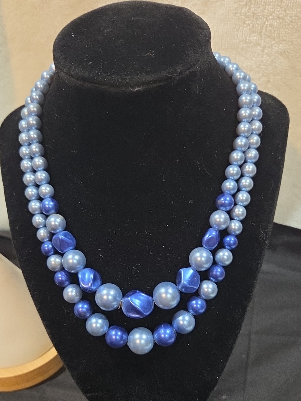 VINTAGE - 50S OR 60S STTLE BEADED NECKLACE